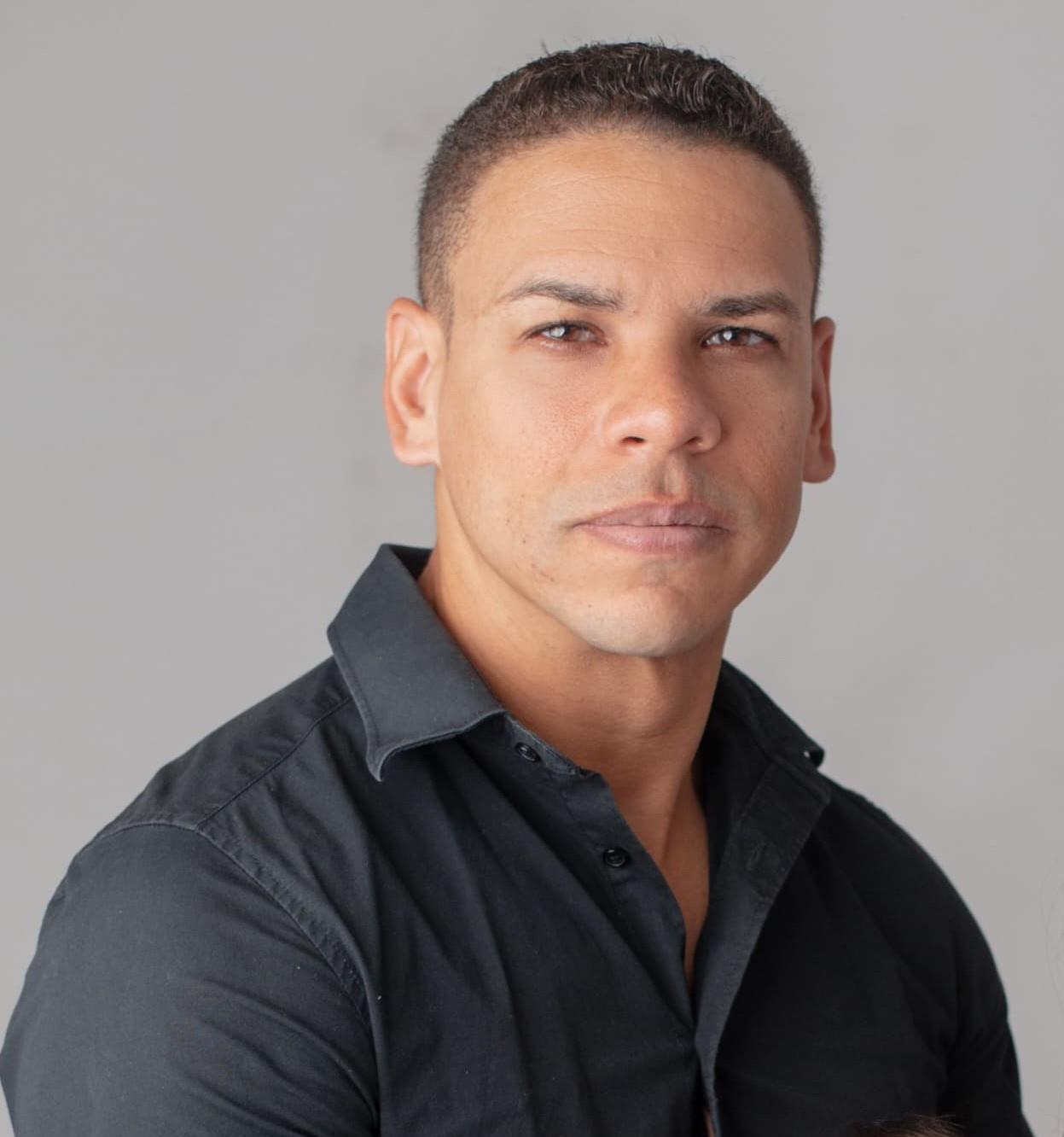Dennis Allisson, personal trainer, de camisa preta